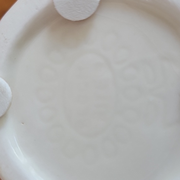 Vintage small planter pot in creamy white with a floral pattern around the top. - Picture 4 of 5